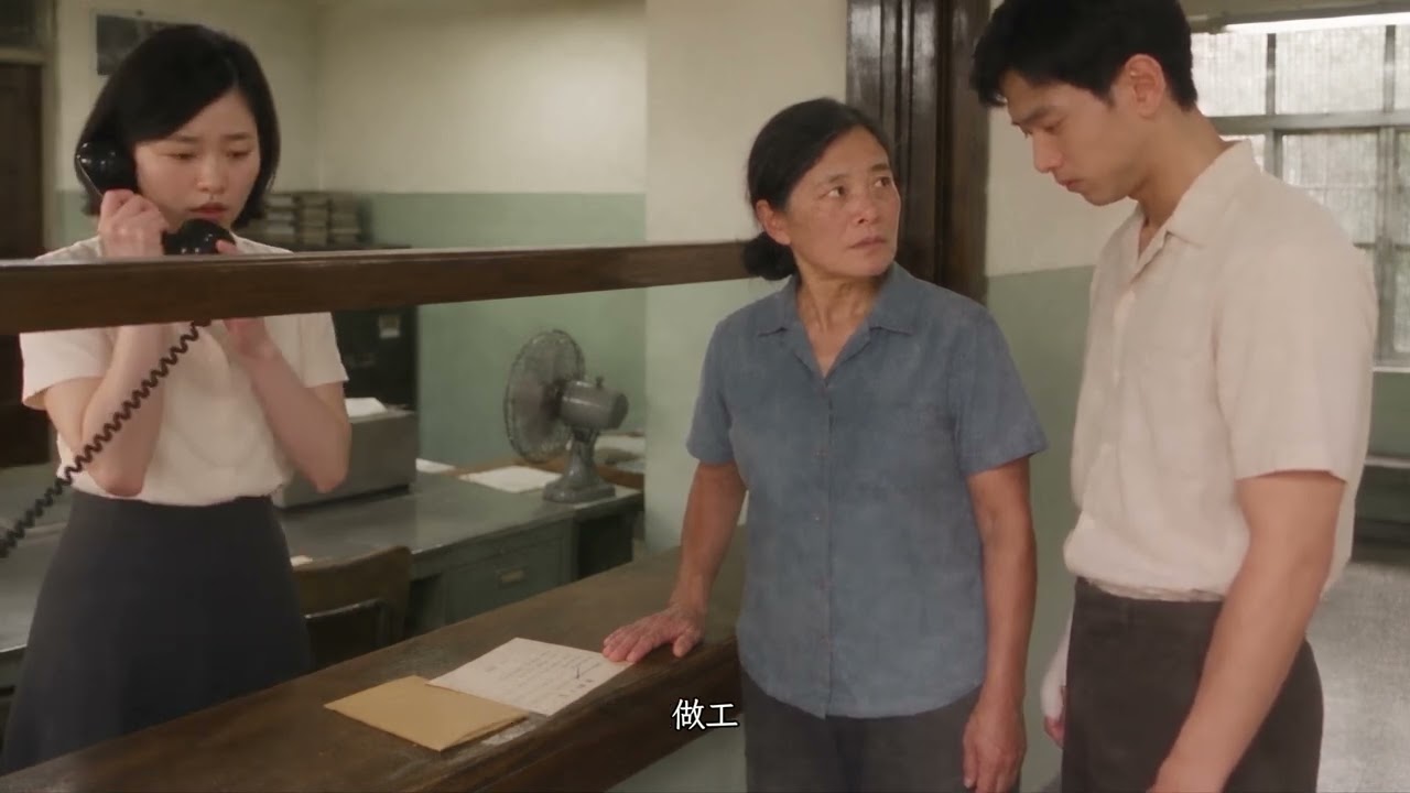 《請唸予我聽》作品畫面:母親與孩子在辦公室